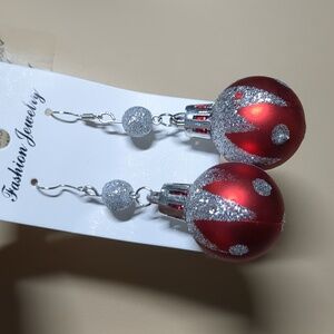 🌹3/30🌹Red and Silver Shiny Ball Holiday Christmas